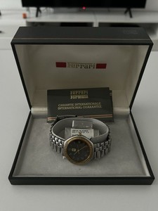 Coffret Ferrari - 2 Montres En Acier Inoxydable Dans Leur Boîte D'origine - Noires - Neuves (sans étiquettes)