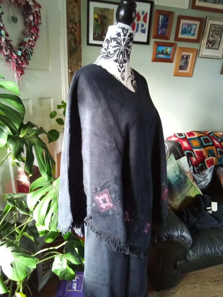 Ladies Womens Fleece Poncho Skirt Scarf And Hat Bnwt - Image 2 of 4