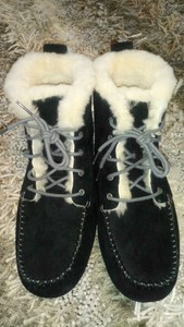 ugg chickaree black