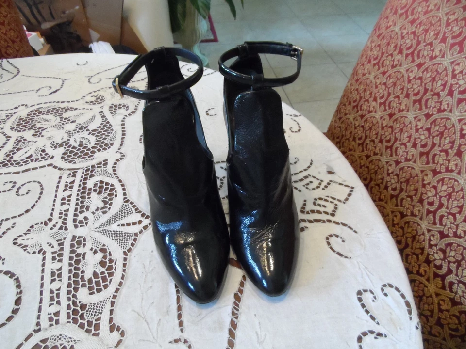 Zapatos de salón Gucci de charol negro con correa en T - Talla 39 (US 9) Foto 3 de 4