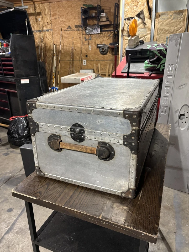Baúl vintage militar de aluminio metal con bandeja Foto 4 de 4