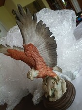 Adlerfigur mit ausgebreiteten Fl&uuml;geln detailliert Adlerskulptur dekorativ