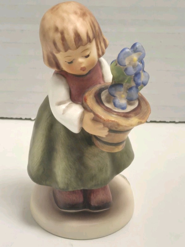 Vintage 1991 Goebel Girl Hummel #341 3/0 "Birthday Present"  First Issue Germany