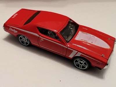 Hot Wheels '71 Dodge Charger Red/White Diecast Car 1:64 1971 Model 2009