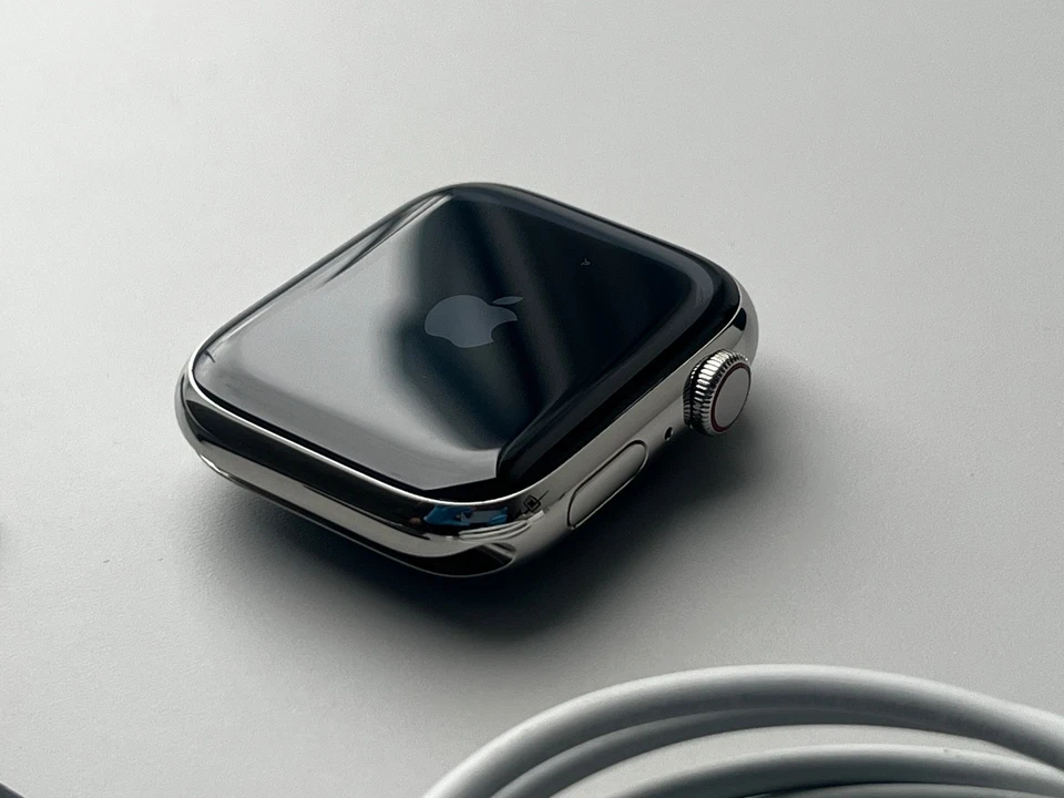 Apple Watch Series 9 45mm Edelstahlgehäuse-Silber - Bild 2 von 4