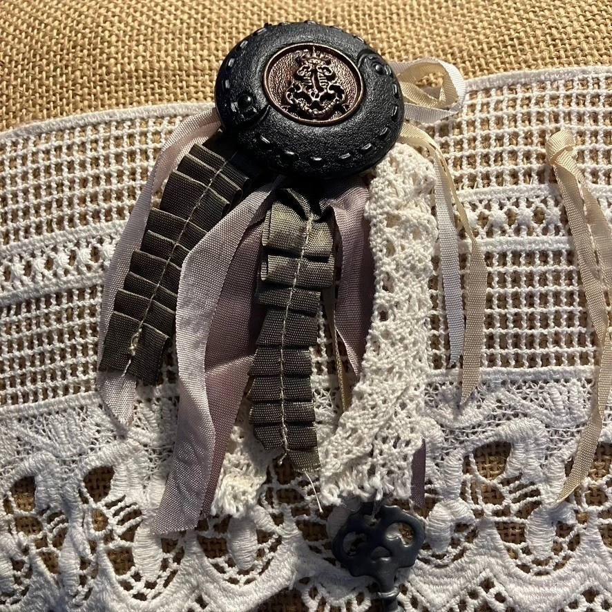 Shabby Chic Arpillera Encaje Botón Llave Granja Almohada Acento Decorativo Foto 2 de 4