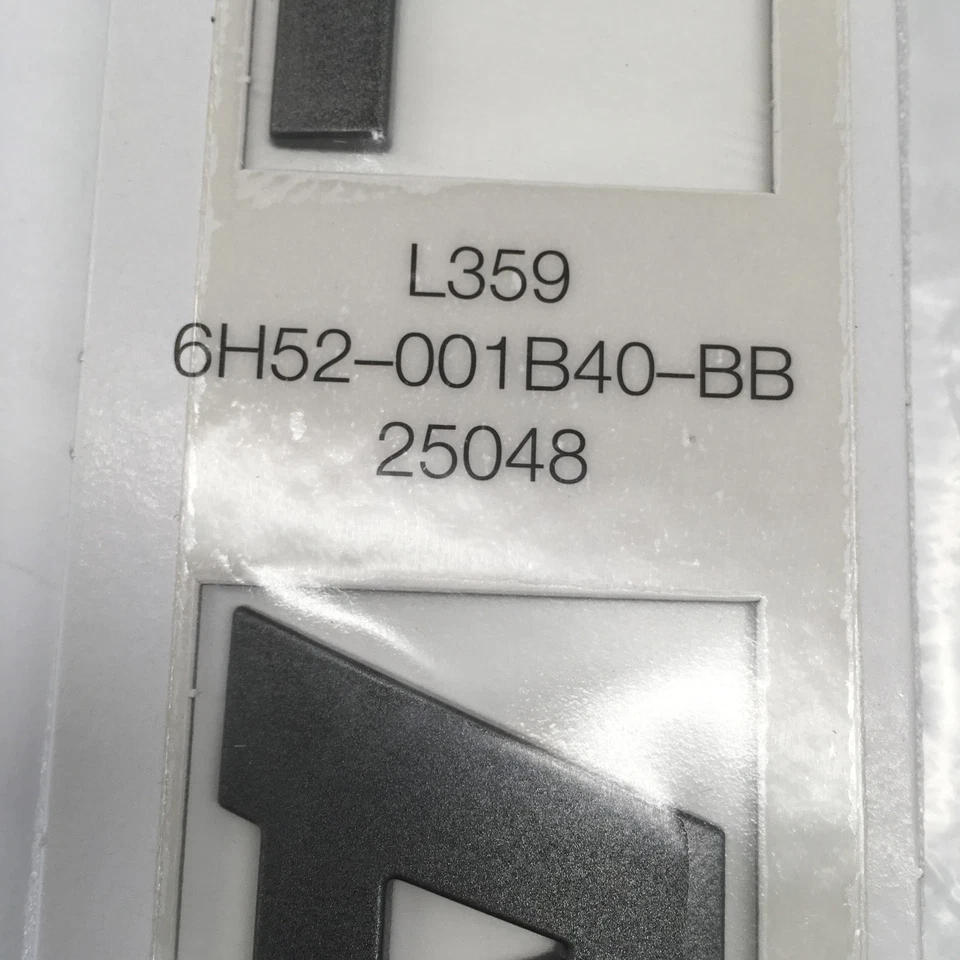 Land Rover Freelander 2 L359 2006-2014 emblema distintivo anteriore Land LR002213 originale - Immagine 4 di 4