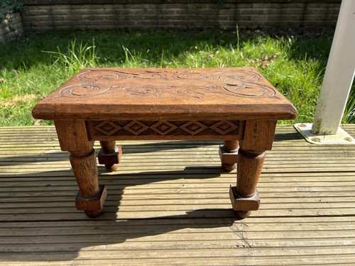 Beautiful Arts & Crafts Turned and Carved Oak Wood Foot Stool (low: 26 cm tall)