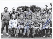 1966 WORLD CUP B/W POSTCARD SIGNED BY NINE MEMBERS OF THE ENGLAND WINNING TEAM