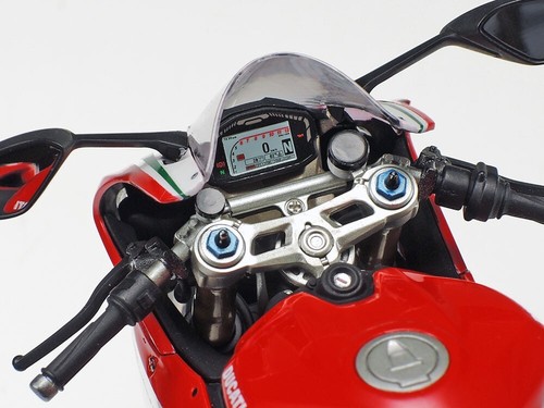 Tamiya 14132 1/12 DUCATI 1199 PANIGALE S TRICOLORE Motorcycle - Picture 5 of 10