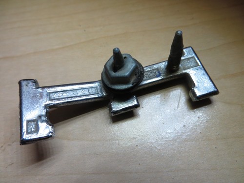 1965 DODGE CORONET REAR TRUNK EMBLEM LETTER "E" 2528318 - Picture 3 of 4