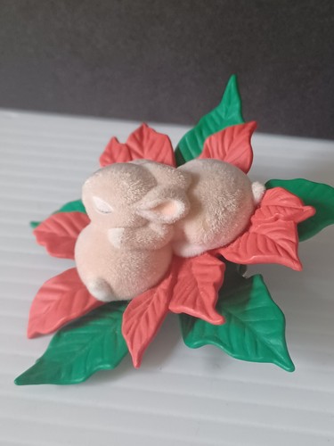 Vtg Flocked Baby Bunnies Sleeping On Poinsettia Hallmark Clip On Signed - Picture 4 of 7