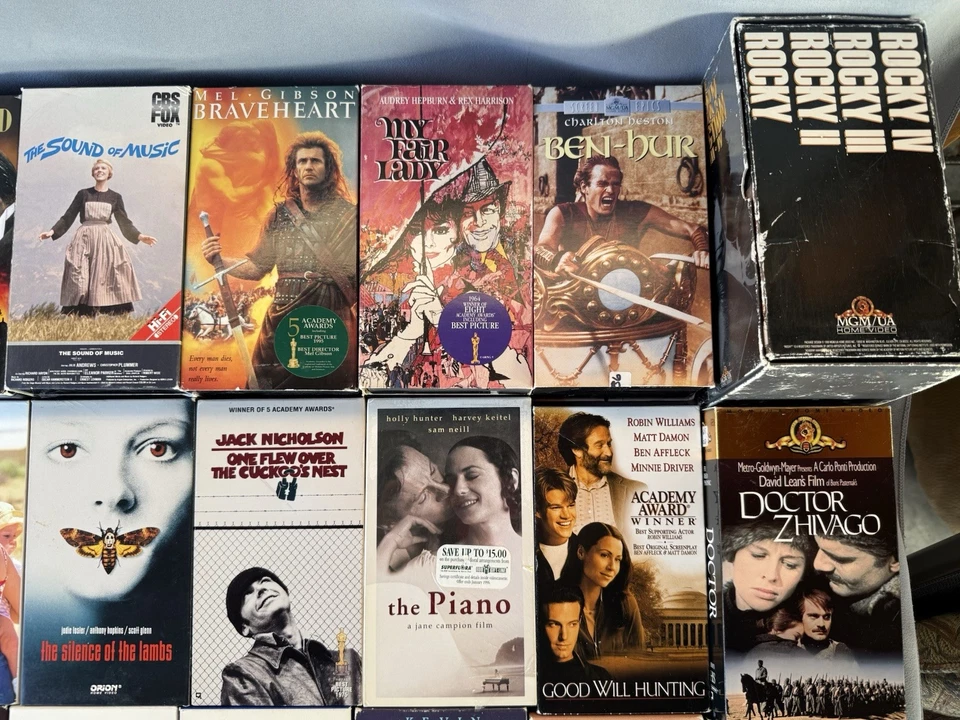 Lot (24) VHS Oscar Winning Movies Titanic Forrest Gump Dances Wolves Rocky Lambs - Image 3 of 4