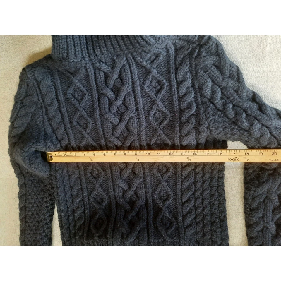 Suéter Banana Republic azul marinho malha robusta lã reciclada gola alta médio - Imagem 3 de 4