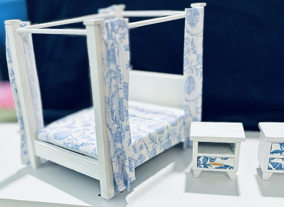 Artisan娃娃屋微型1:12 4海报顶篷木床+装饰 — 第 4/4 张图片