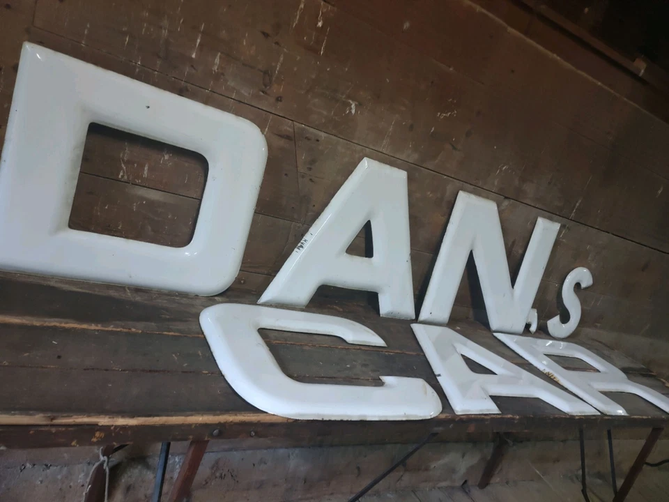 Letrero de servicio antiguo o vintage, porcelana sobre letras de acero, coche y neumáticos Foto 2 de 4