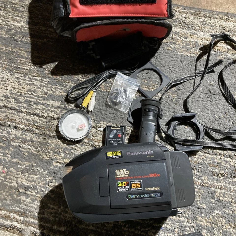 Panasonic PV-L559 Palmcorder Palmsight VHS-C Camera Camcorder W case and bats - Image 2 of 4