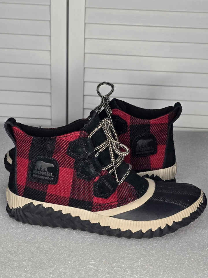 Botas Sorel Out N About Plus para mujer 7,5 negras rojas a cuadros impermeables lluvia de pato Foto 2 de 4