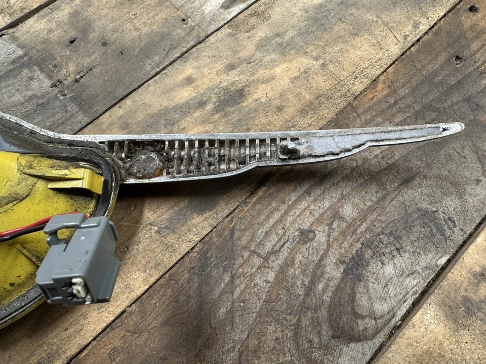 Puerta levadiza eléctrica PT Cruiser 2005-2010 maletero escotilla manija emblema OEM - amarillo Foto 2 de 4