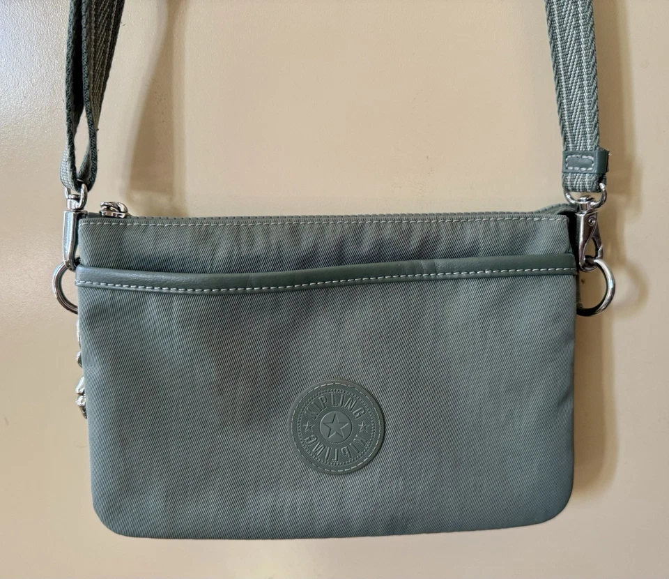 Сумка через плечо Kipling нейлоновая Riri расслабленная серая серебристая с подвеской в виде обезьяны - Изображение 2 из 4