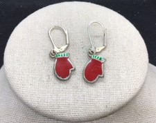 Vinatge Christmas Holiday Silver Tone Red Enameled Mittens Drop Earrings Z795