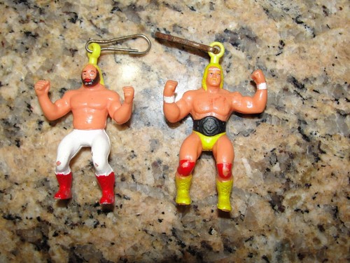 Superestrellas de lucha libre WWF Hulk Hogan y Big John Tachuelas Clip de cremallera Juguetes HG 1985 - Imagen 3 de 8