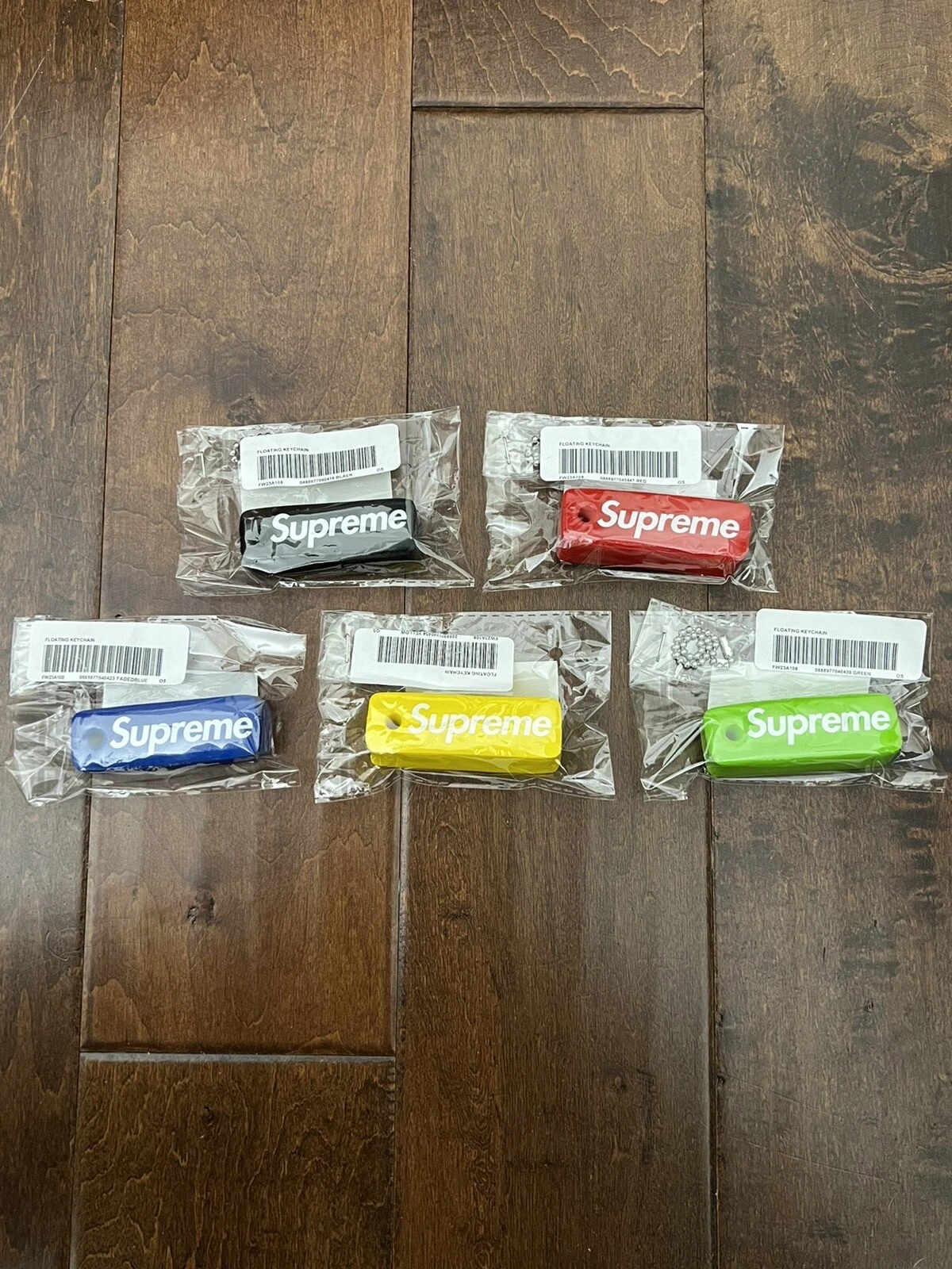 Ensemble de porte clés flottants Supreme FW23 rouge noir bleu vert jaune neuf LIVRÉS DÈS QUE POSSIBLE