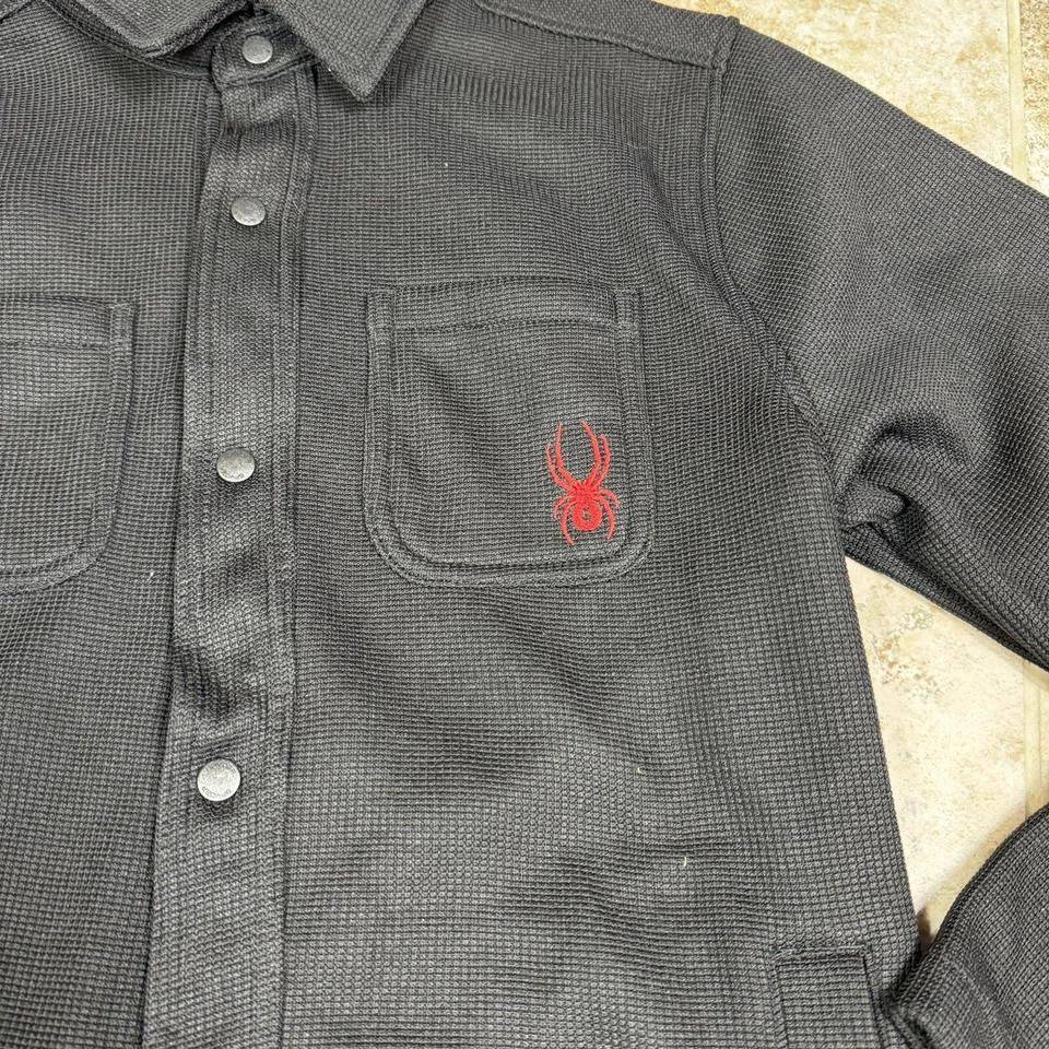 Camisa Spyder Shacket Para Hombres Pequeña Avalon Negra Logo Sólido Abotonada Foto 3 de 4