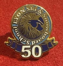 Spilla bavero scuola sci e snowboard LYON 50° anniversario (2015) tono oro blu