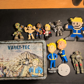 Fallout Vault Boy Pixel Pals Lot w/ Vault Tec Tin Lunchbox Figures