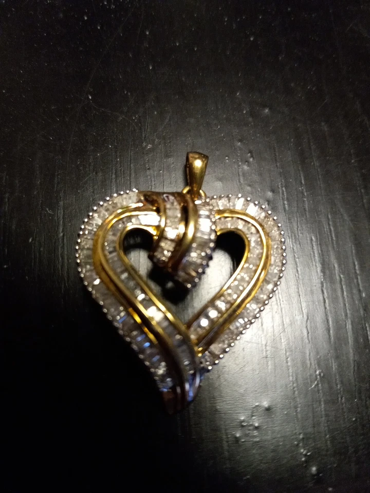 1.04 Diamond Pendant. Baguett And Round Diamonds. Clarity 10 K-color. 1. 1/4"×1" - Image 3 of 3