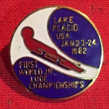 VERY RARE  LAKE PLACID USA 1982 - FIRST WORLD JUNIOR LUGE CHAMPIONSHIP BADGE
