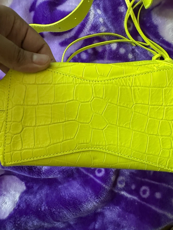 Небольшая неоклассическая сумка-хобо Balenciaga Fluo желтая кожа с тиснением под крокодила - Изображение 2 из 4