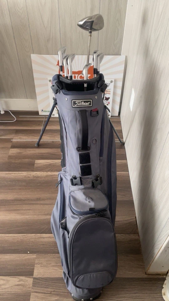 Conjunto de tacos de golfe Titleist com ferros 5-P e driver TaylorMade com bolsa nova em folha! - Imagem 2 de 4