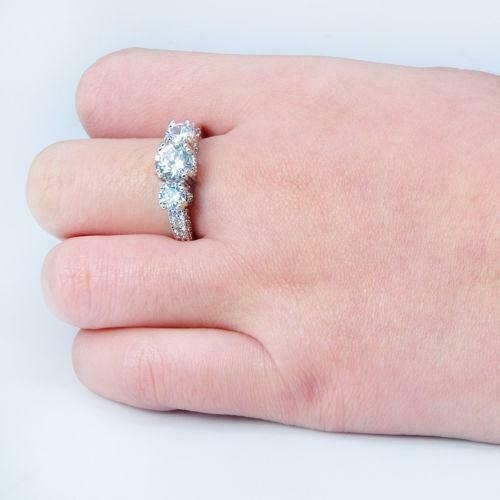 Anillo de compromiso redondo de diamantes creado en laboratorio de 2,95 quilates y 3 piedras VVS1 de oro blanco de 14 quilates FN - Imagen 9 de 12