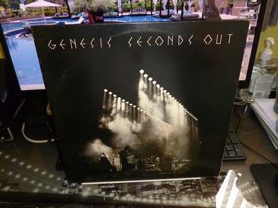 GENESIS. '' SECONDS OUT '' DOUBLE LP. UK 1977 G/F INNERS. ORIG NM COND. CHARISMA.
