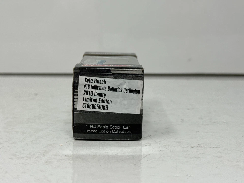 Kyle Busch #18 Interstate Batteries Darlington 2016 Camry 1:64 NASCAR diecast Foto 4 de 4