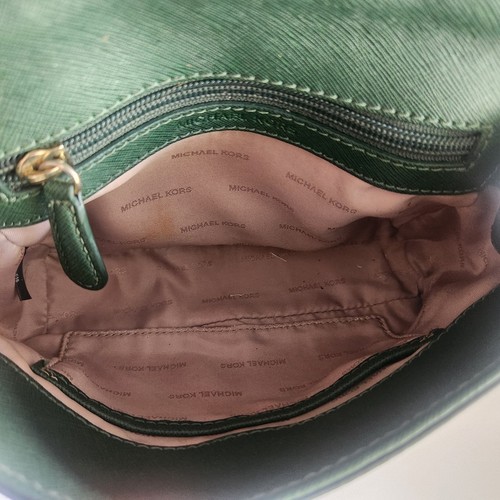 Tracolla Michael Kors Ava extra piccola in pelle saffiano verde scuro/oro - Foto 11 di 16