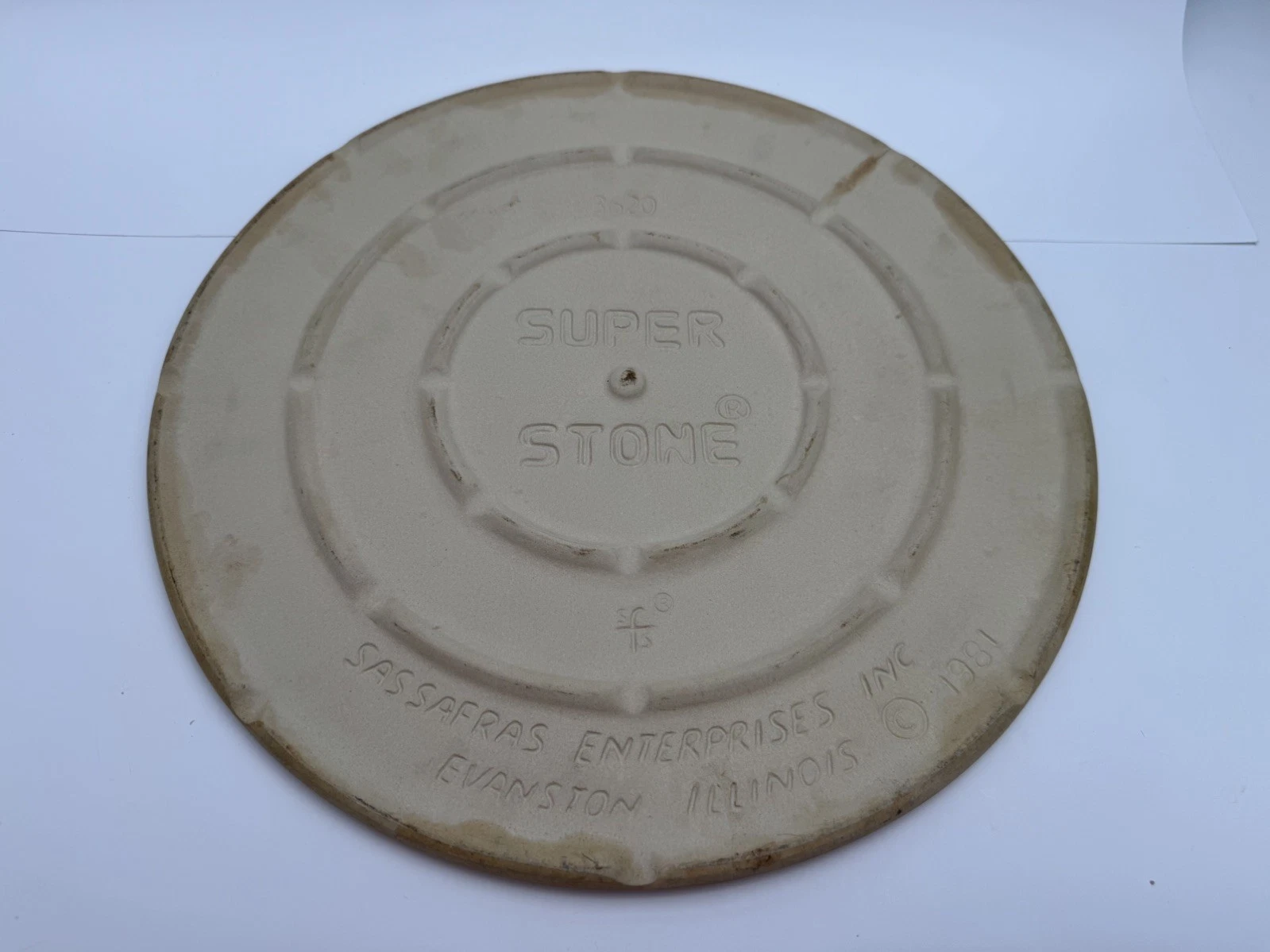 Vintage 1981 Sassafras Enterprises Pizza Stone 13”Super Stone #3620 Illinois
Opens in a new window o