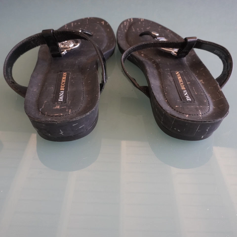 Sandalia Tanga Mujer Dana Buchman – Negra, Plateada Detalle Logo - 8.5M Informal Chic Foto 3 de 4