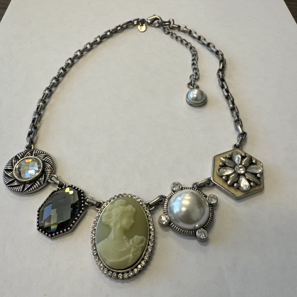 Collar de perlas de imitación circonita cúbica cristales corte antiguo chapado en plata joyería Lia Sophia Foto 4 de 4