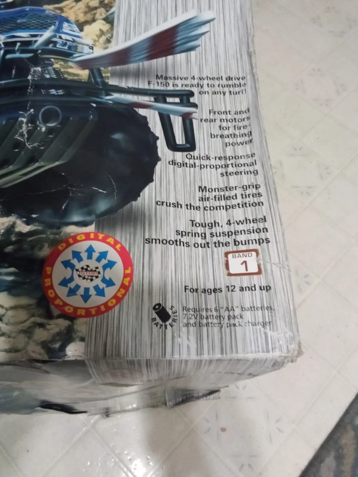 Camión de colección Radio Shack Trespasser 4x4 F-150 doble motor 4x4 escala 1/8  Foto 3 de 4