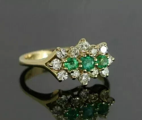 Alianza de boda redonda simulada de 2 quilates para mujer de oro amarillo de 14 quilates Foto 3 de 4