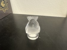 Gorrión bebé esmerilado Lalique en un pedestal, firmado en el borde del pedestal