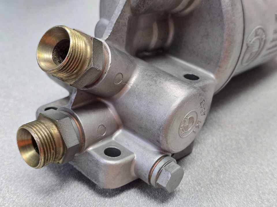 VERY NICE USED ORIGINAL GENUINE BMW 635i 735i OIL OL FILTER HOUSING ASSEMBLY - Image 4 of 4