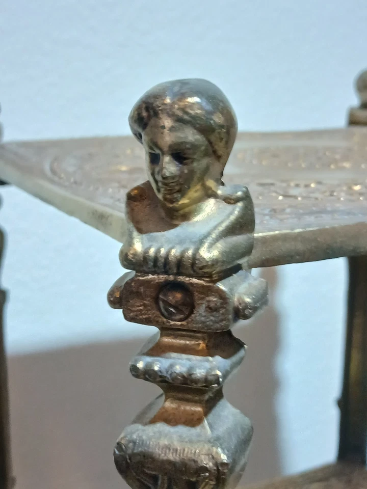 Antigua mesa auxiliar eduardiana de latón de 3 niveles... Hermoso diseño Foto 4 de 4