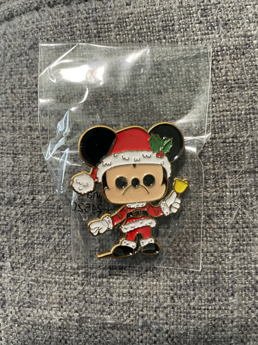 Funko Pop Pin Set, Disney Christmas: Mickey, Minnie, Pluto & Goofy - Picture 3 of 10