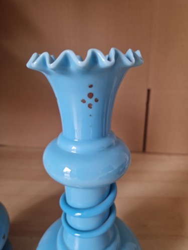 Coppia di vasi vittoriani in vetro blu opalino bordo arricciato alti 28 cm - Foto 8 di 8