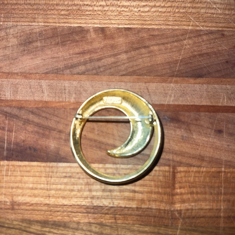 Broche Monet Vintage Beige Esmalte Tono Dorado Remolino/Media Luna. Foto 2 de 4