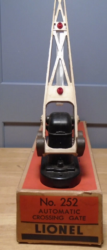 LIONEL #252 O GAUGE OPERATING LIGHTED CROSSING GATE WITH BOX TESTED WORKS GREAT - Image 2 of 3